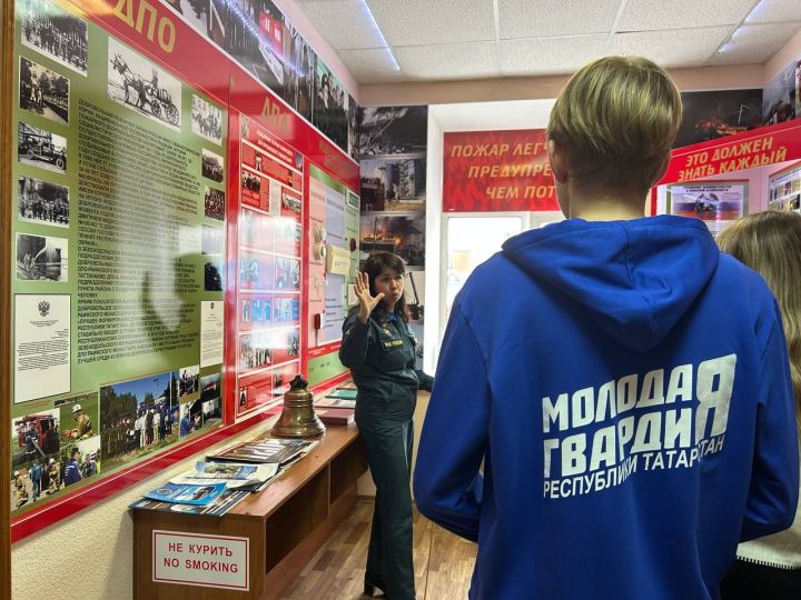 В свой профессиональный праздник зеленодольские пожарные приняли у себя в гостях молодогвардейцев