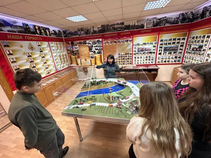 В свой профессиональный праздник зеленодольские пожарные приняли у себя в гостях молодогвардейцев