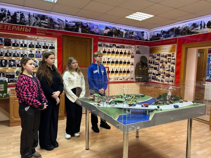 В свой профессиональный праздник зеленодольские пожарные приняли у себя в гостях молодогвардейцев