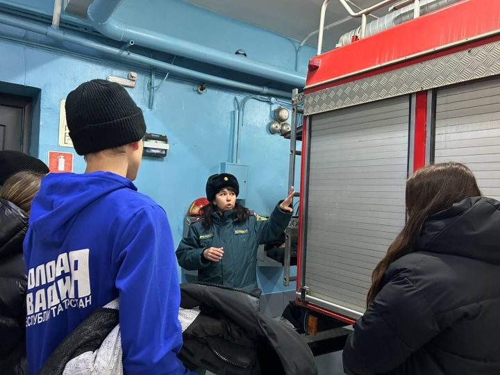 В свой профессиональный праздник зеленодольские пожарные приняли у себя в гостях молодогвардейцев