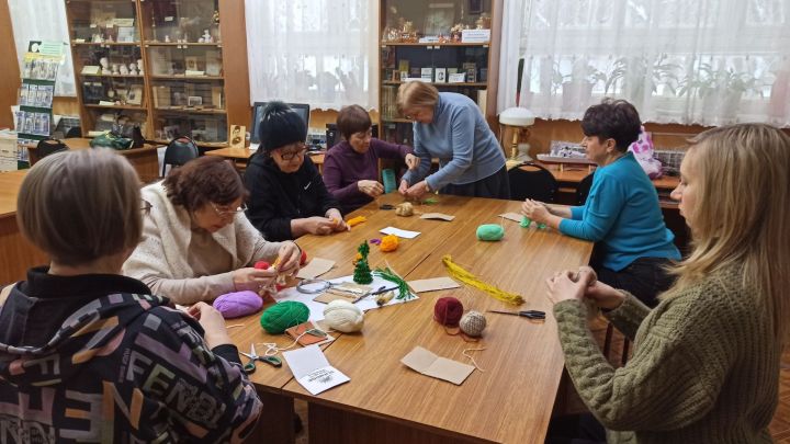 В клубе «Хризантема» прошел мастер- класс по изготовлению новогодней игрушки