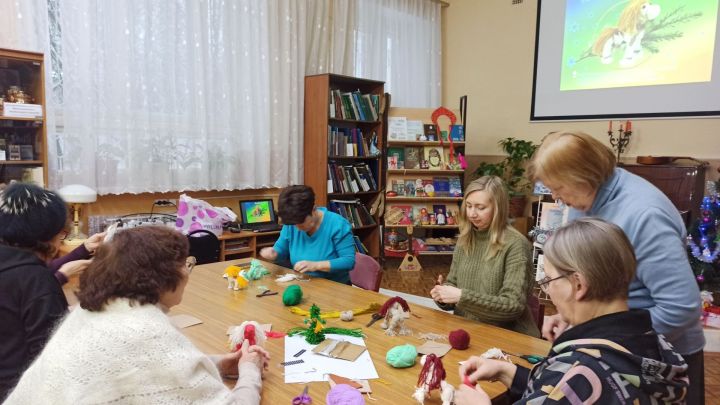 В клубе «Хризантема» прошел мастер- класс по изготовлению новогодней игрушки