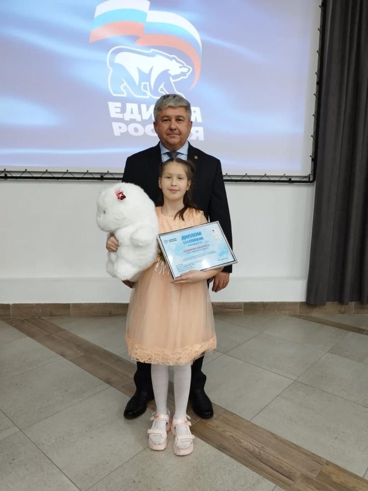 Василиса Новикова получила подарок и диплом от мэра Зеленодольска