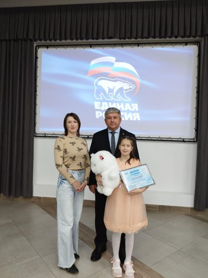 Василиса Новикова получила подарок и диплом от мэра Зеленодольска