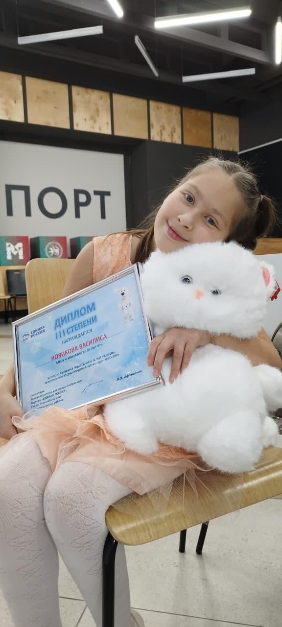 Василиса Новикова получила подарок и диплом от мэра Зеленодольска