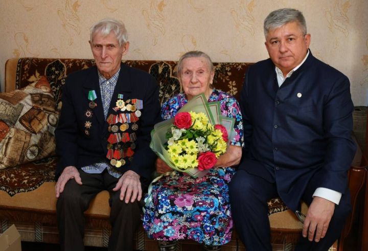 Глава Зеленодольского района поздравил с наступающим праздником ветеранов Великой Отечественной войны