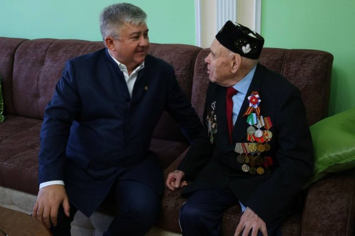 Глава Зеленодольского района поздравил с наступающим праздником ветеранов Великой Отечественной войны