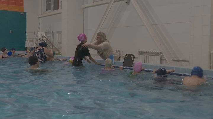 Зеленодольский тренер Светлана Каюмова на занятиях в бассейне помогает детям с ОВЗ обрести здоровье