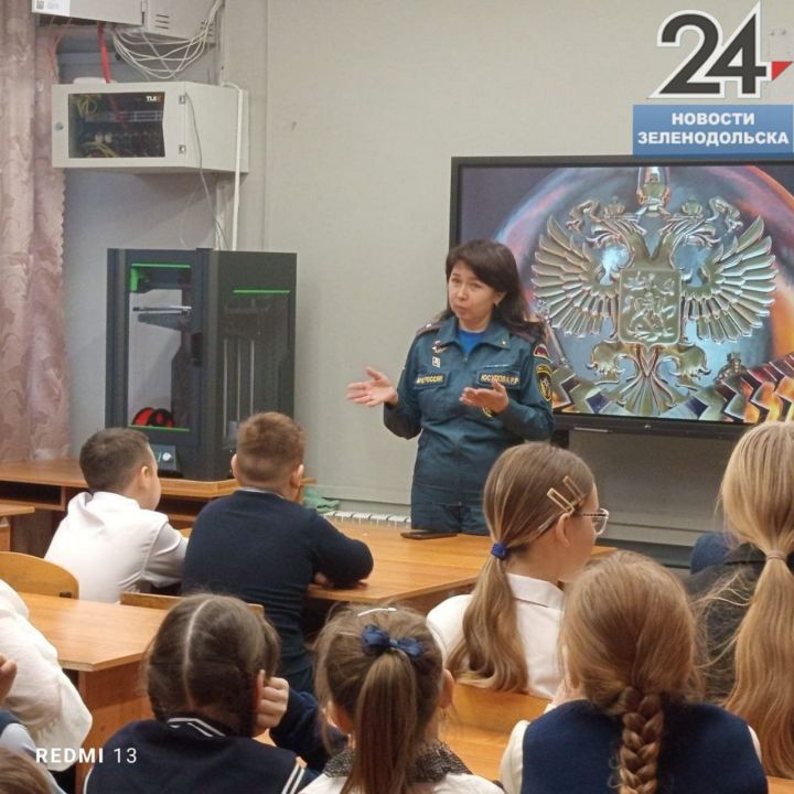 Сотрудники Зеленодольского пожарно-спасательного отряда проводят разговоры о важном для школьников и дошколят