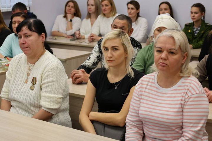 В Зеленодольске в День Героев Отечества вручили госнаграды семьям воинов, погибших в ходе СВО