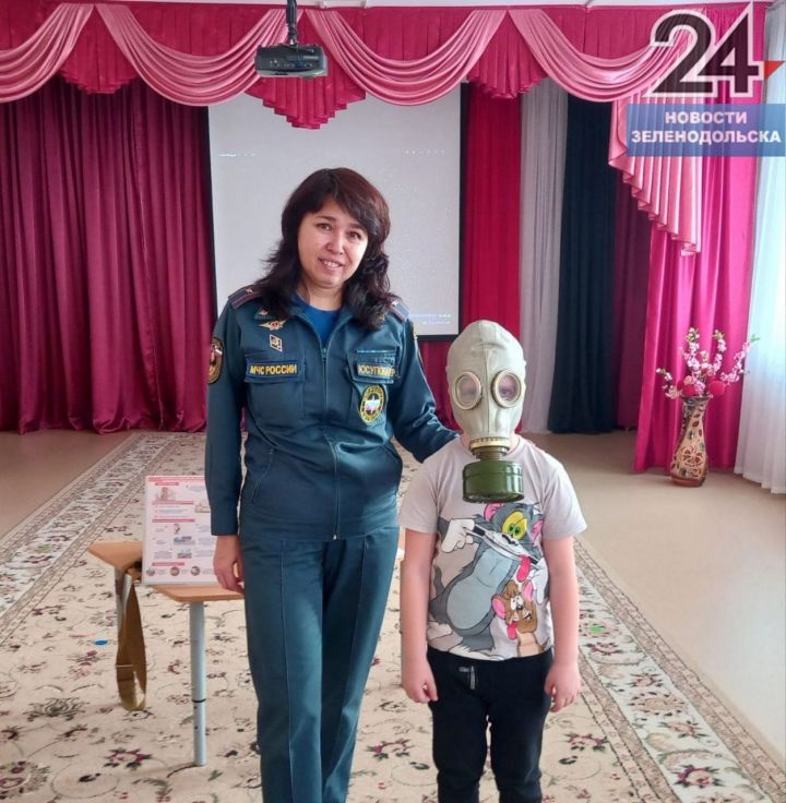 Сотрудники Зеленодольского пожарно-спасательного отряда проводят разговоры о важном для школьников и дошколят