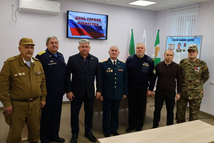 В Зеленодольске в День Героев Отечества вручили госнаграды семьям воинов, погибших в ходе СВО