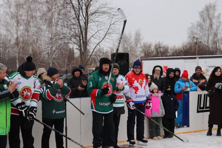 В поселке Васильево открыли хоккейную коробку
