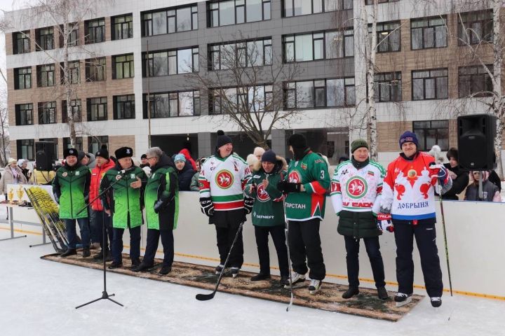 В поселке Васильево открыли хоккейную коробку