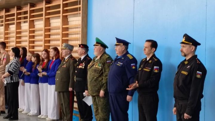 В конкурсе строя и песни победила гимназия № 3