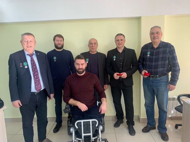 В Казани боец с позывным «Эскиз» вручил медали «За помощь фронту»