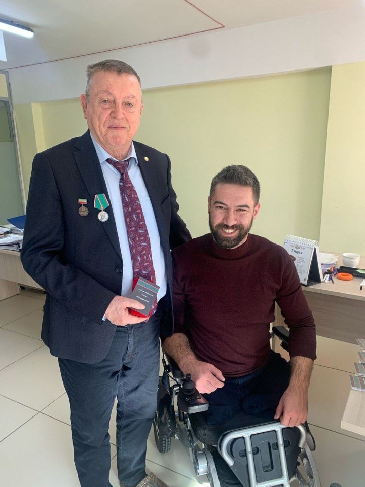 В Казани боец с позывным «Эскиз» вручил медали «За помощь фронту»