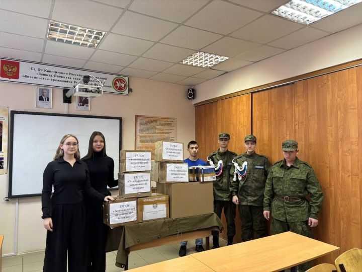 Студенты механического колледжа сделали более 120 окопных свечей для бойцов СВО