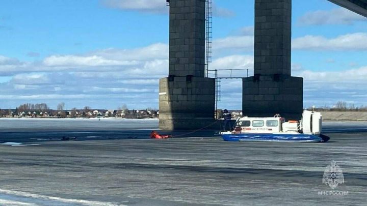 Выход на весенний лед опасен: В Зеленодольском районе провалились два рыбака