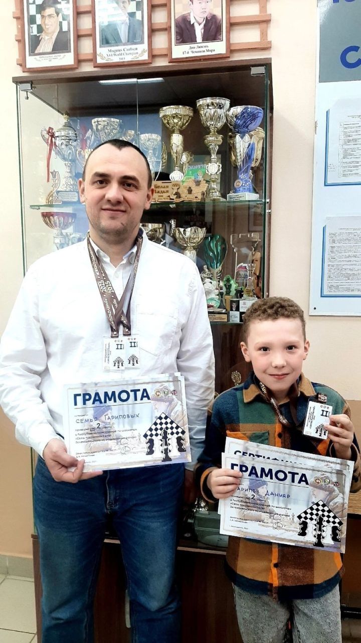 Шахматная семья Тухватуллиных — победитель муниципального этапа турнира «Связь поколений»