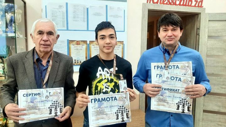 Шахматная семья Тухватуллиных — победитель муниципального этапа турнира «Связь поколений»