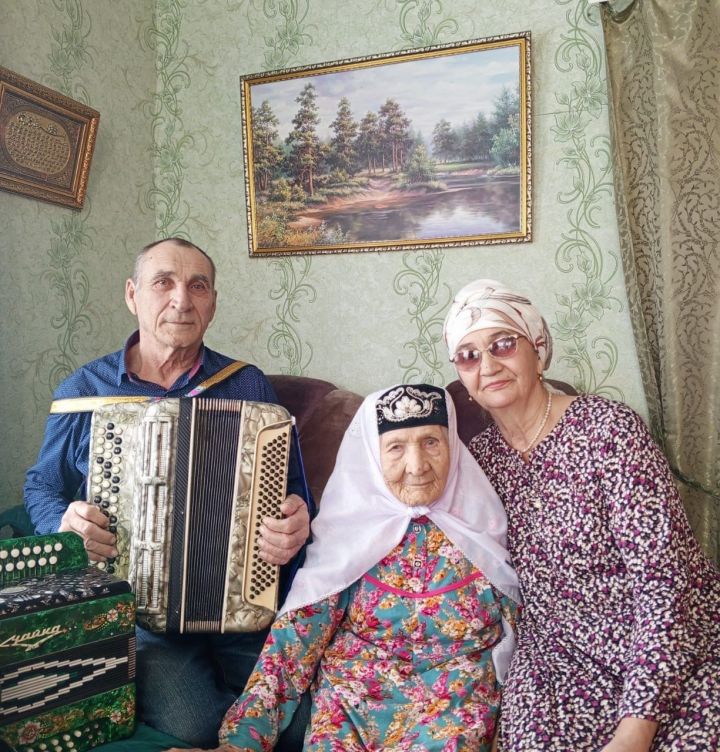 97-летняя Ханифа Гизатуллина в войну работала на заводе им. Серго круглыми сутками