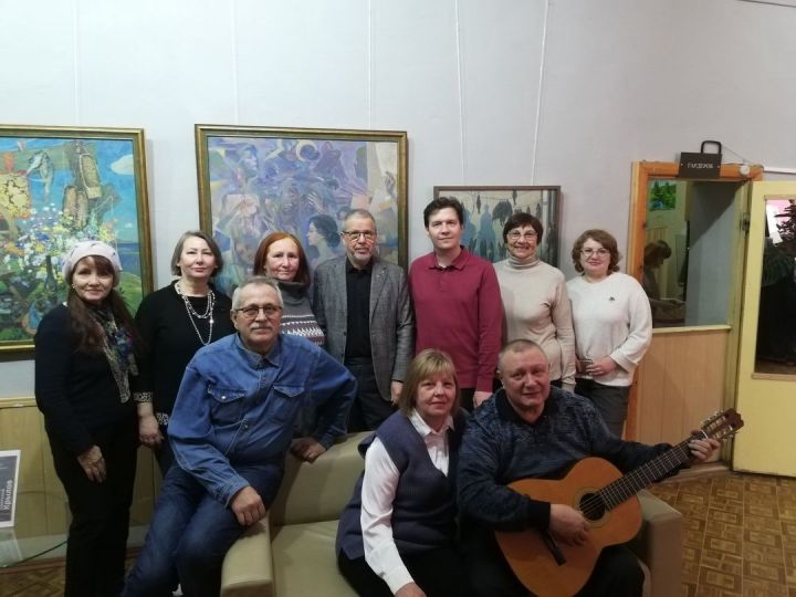 В Центральной библиотеке Зеленодольска открылась выставка художника Анатолия Крылова
