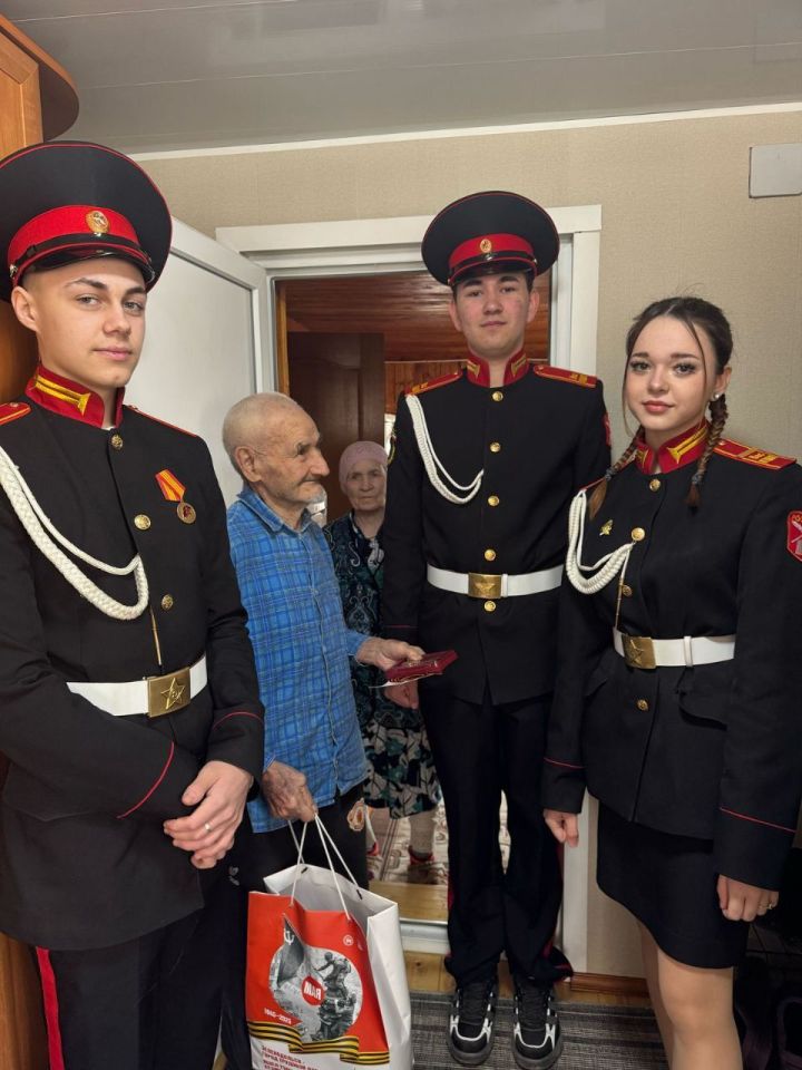 Ученики Васильевской кадетской школы навестили тружеников тыла