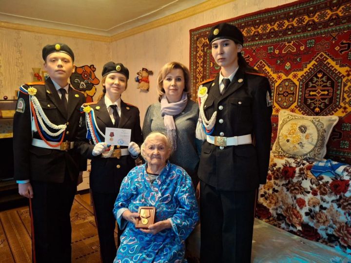 Гимназисты вручили ветеранам юбилейные медали
