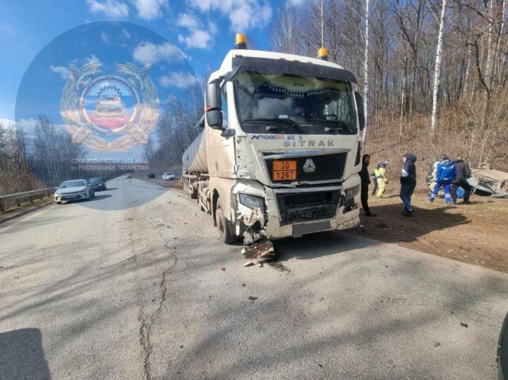 В Татарстане легковой автомобиль столкнулся с грузовиком, два человека погибли