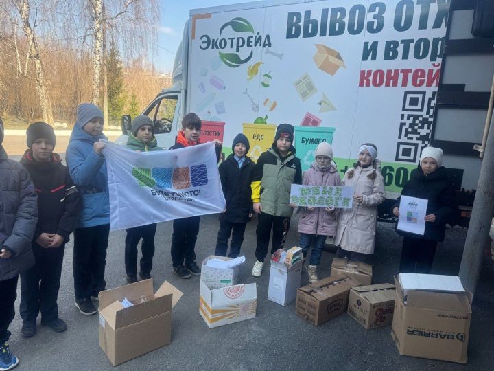 «ЭкоВесна2025»: Ученики лицея № 14 собрали макулатуру, а взамен получили рассаду цветов