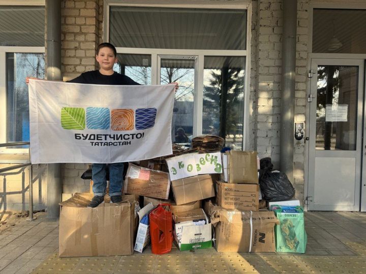 «ЭкоВесна2025»: Ученики лицея № 14 собрали макулатуру, а взамен получили рассаду цветов