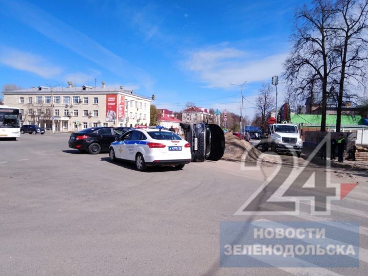 В центре Зеленодольска автомобиль перевернулся на бок