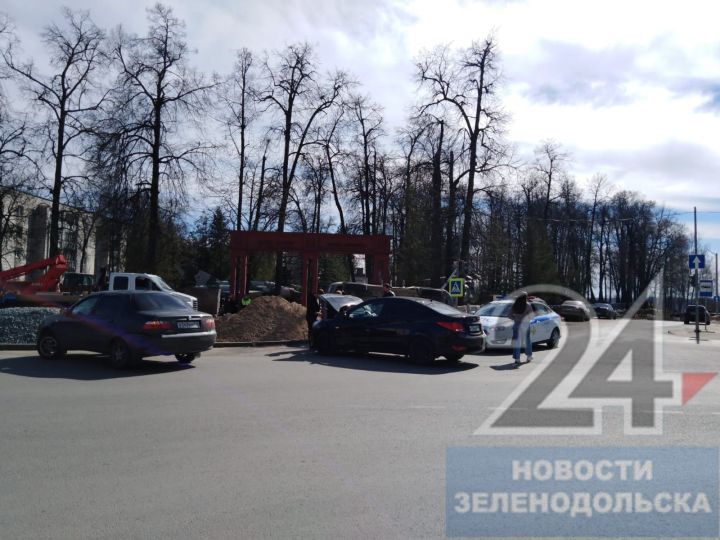 В центре Зеленодольска автомобиль перевернулся на бок