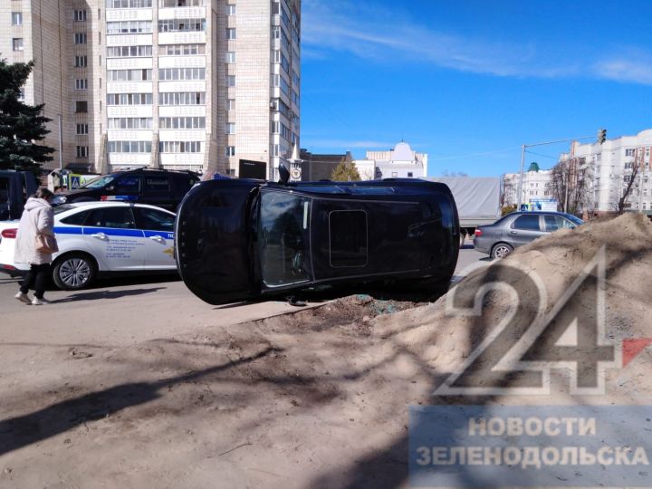 В центре Зеленодольска автомобиль перевернулся на бок