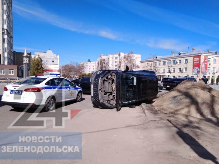 В центре Зеленодольска автомобиль перевернулся на бок