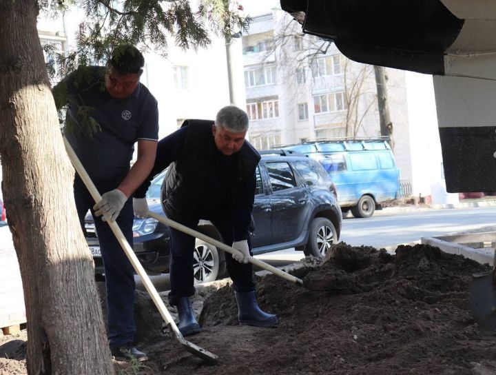 Глава Зеленодольского района принял участие в уборке обновляющегося Парка Победы