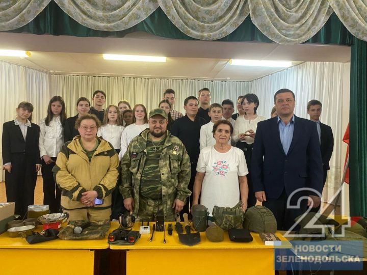 В Нурлатской школе батюшка Олег провел Урок Мужества, посвященный Году защитника Отечества