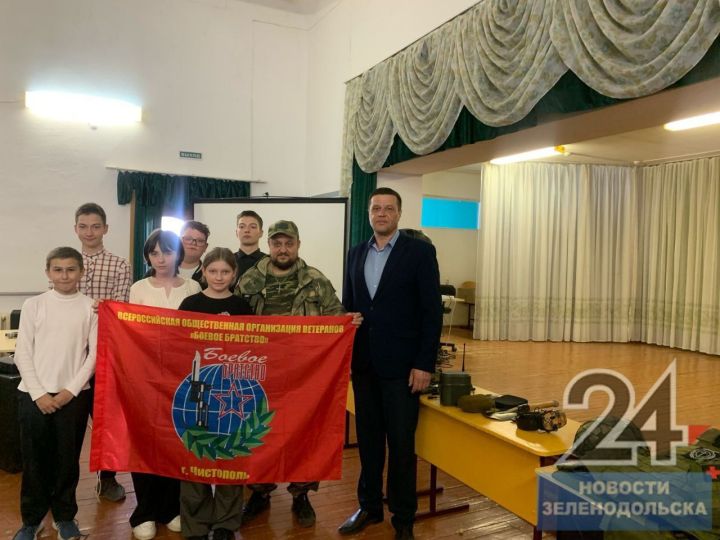 В Нурлатской школе батюшка Олег провел Урок Мужества, посвященный Году защитника Отечества