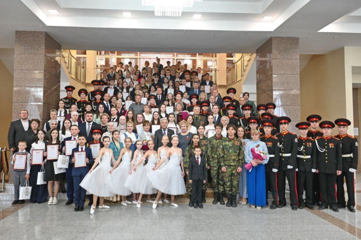 В Государственном Совете Республики Татарстан наградили участников марафона «Парламентский урок — 2025»