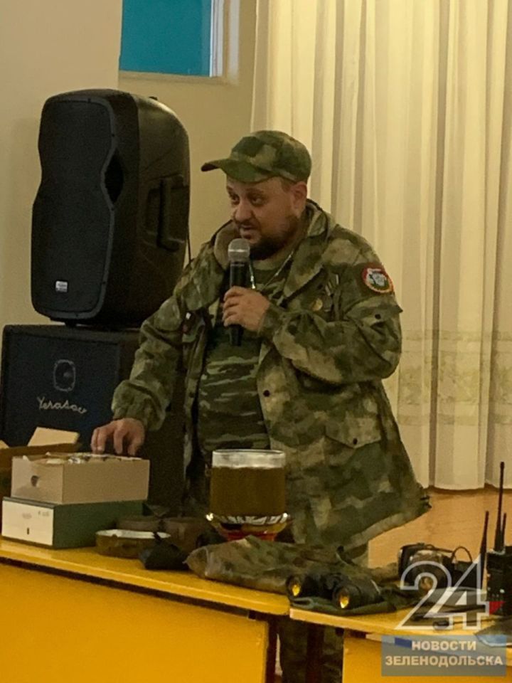 В Нурлатской школе батюшка Олег провел Урок Мужества, посвященный Году защитника Отечества