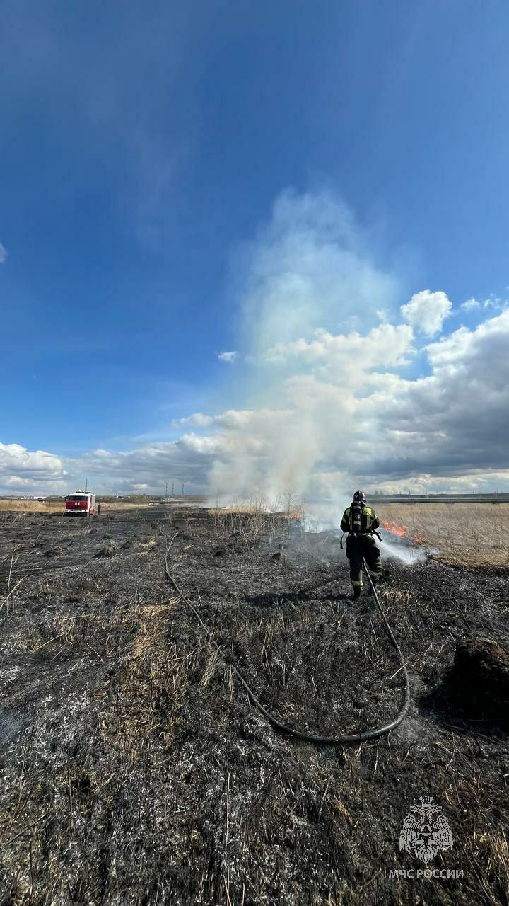 В поселениях Зеленодольского района горит трава