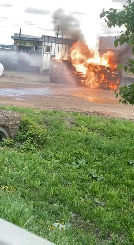 В Заинске «ГАЗель» перевернулась и воспламенилась, попытавшись избежать столкновения