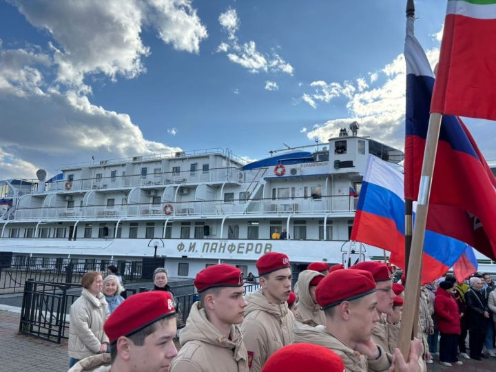 Зеленодольские юнармейцы отправились в военно-патриотический круиз