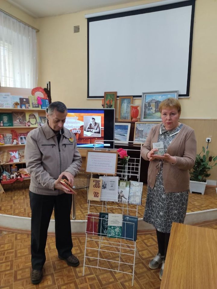 В Центральной библиотеке Зеленодольска провели час военной поэзии «Дорога дальняя моя»