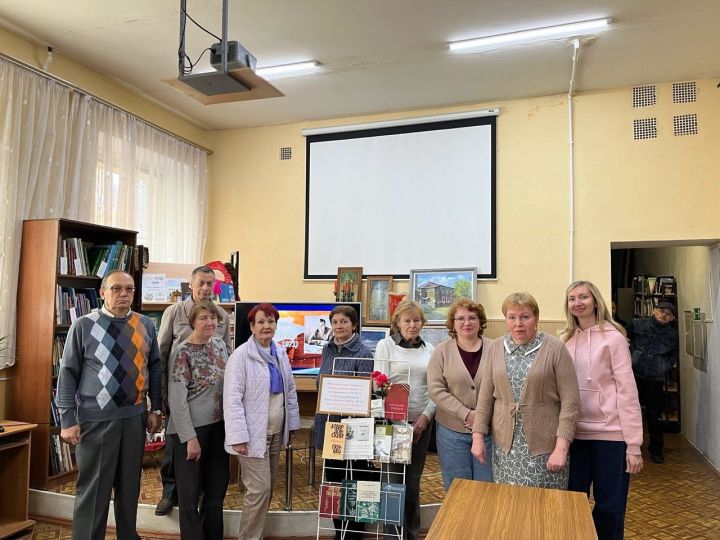 В Центральной библиотеке Зеленодольска провели час военной поэзии «Дорога дальняя моя»