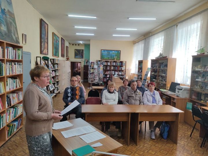 В Центральной библиотеке Зеленодольска провели час военной поэзии «Дорога дальняя моя»