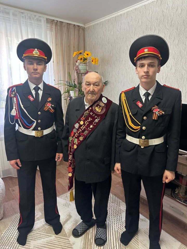 Кадеты поздравили старейшего поисковика Зеленодольска Ахата Садриева с Днем Победы