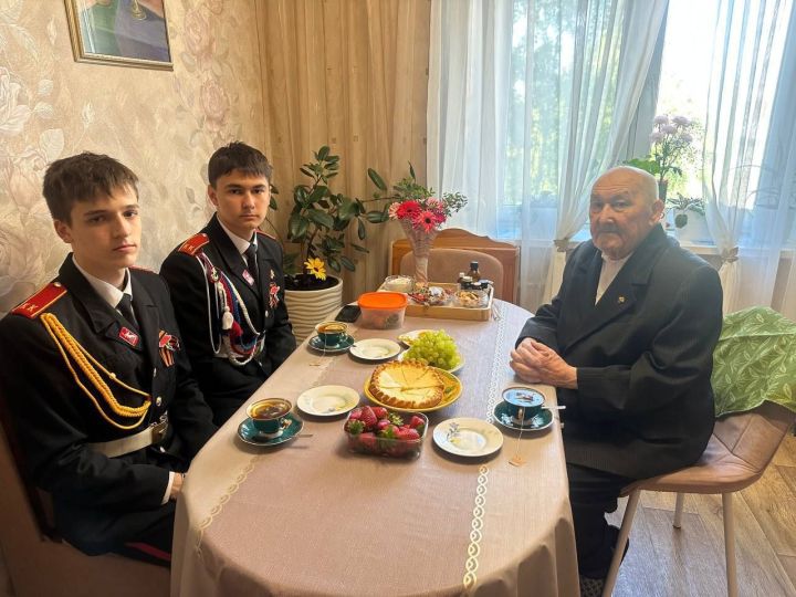 Кадеты поздравили старейшего поисковика Зеленодольска Ахата Садриева с Днем Победы