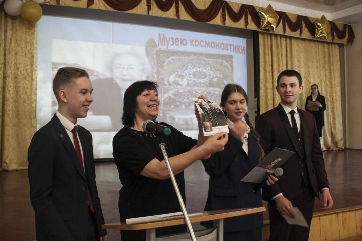 В гимназии № 3 отметили 45 лет школьному музею космонавтики